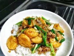 ข้าวเต้าหู้หมูสับผัดน้ำมันหอย