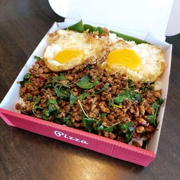 ข้าวกะเพราถาดหมู แถมไข่ดาว2ฟอง