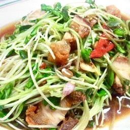 ทานตะวันอ่อนผัดหมูกรอบ