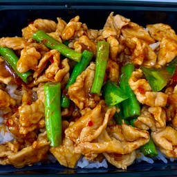 ข้าวผัดพริกแกงหมูชิ้น