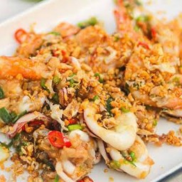 ทะเลผัดพริกเกลือ ( เป็นกับข้าว )