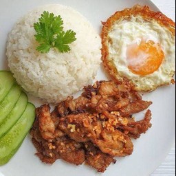 ข้าวกระเทียมราดข้าว