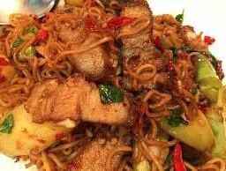 ผัดกระเพรามาม่าหมูกรอบ