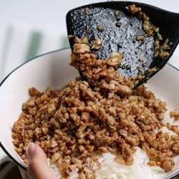 ข้าวหมูสับกระเทียมพริกไทย