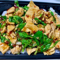 ผัดกระเพราหมูชิ้น ราดข้าว