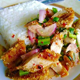 ข้าวยำหมูกรอบแซ่บ