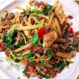 กระเพราเนื้อสับ หน่อไม้ดอง (กับข้าว)