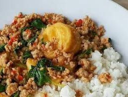 ข้าวผัดกระเพราหมูสับเต้าหู้ทอด