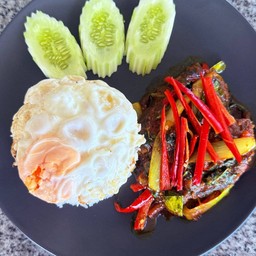 เครื่องแกงปลาดุก ราดข้าวไข่ดาว