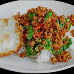 กระเพราหมูสับไข่ดาว