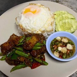 ผัดพริกแกงราดข้าว