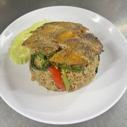 ข้าวคลุกกะเพราปลาสลิดทอดกรอบ