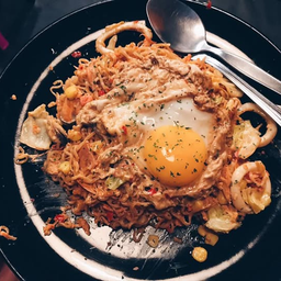 ผัดมาม่าไข่เยิ้ม ต้มยำน้ำข้น