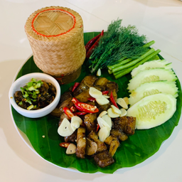 สามชั้นคั่วปลาร้า