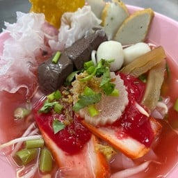 ชายสี่บะหมี่เกี๊ยว ซอยสยามคันทรี (พรประภานิมิตร 13)