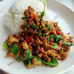 กระเพราเนื้อสับ ราดข้าว
