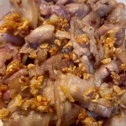 หมูสามชั้นสไลด์ผัดกระเทียม(กับข้าว)