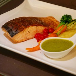 สเต๊กแซลมอนซอสเพลโต้