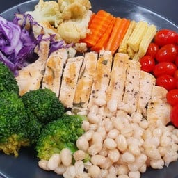 สลัดอกไก่+white kidney bean+ ผักสุกรวมย่างน้ำมันมะกอก