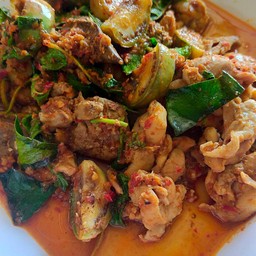 ไก่ผัดพริกแกงใส่มะเขือ