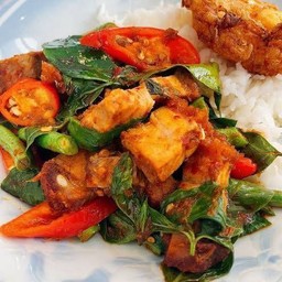 พริกแกงหมูกรอบราดข้าว