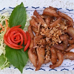 คอหมูทอดกระเทียม