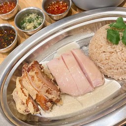 Mixed Boiled and Fried Chicken with Hainanese Rice 白斩鸡和炸鸡拼盘饭 ข้าวมันไก่ผสม