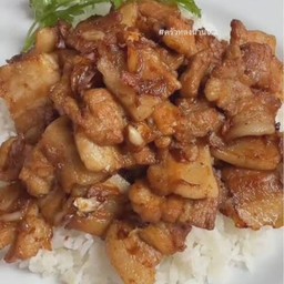 ข้าวหมูสามชั้นสไลด์ผัดกระเทียม