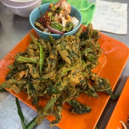 ยำผักบุ้งกรอบ
