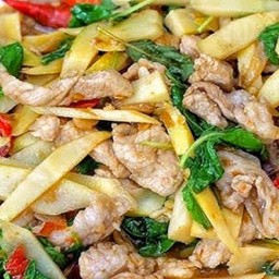 ผัดกระเพราหมูชิ้นราดข้าว ใส่หน่อไม้