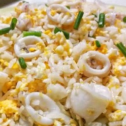 ข้าวผัดปลาหมึก