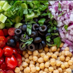 สลัดChickpeas+ มะเขือเทศ+หัวหอมแดง+มะกอกดอง+แตงกวาญี่ปุ่น+ผักชี