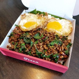 ข้าวกระเพราถาดหมูแถมไข่ดาว 2 ฟอง