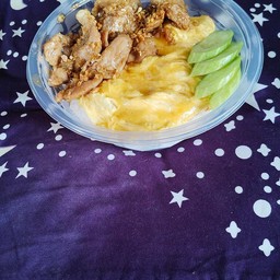 ข้าวหมูกระเทียม+ไข่ข้น