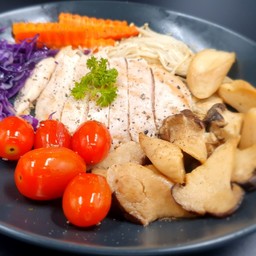 สลัดรวมเห็ดย่าง+อกไก่+ผัก ย่างน้ำมันมะกอก