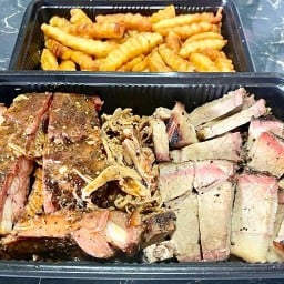 ตั้งโต๊ะในสวน (หมูรมควัน, เนื้อรมควัน, ผัดกระเพรา, หมูอบซอส)