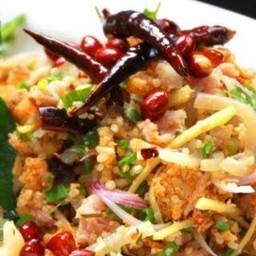 แหนมคลุก (ยำข้าวทอดแหนมสด)