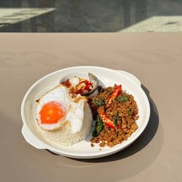 กระเพราหมูคุโรบุตะสับ +ไข่ดาว