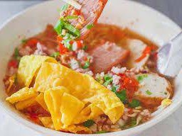 บะหมี่เกี๊ยวต้มยำหมูสับ หมูแดง