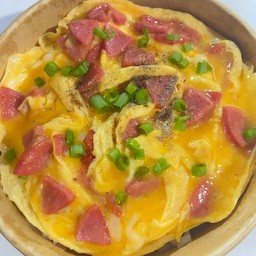 ข้าวไข่ข้นหน้าไส้กรอก