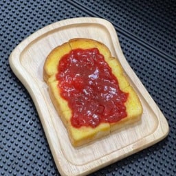 ขนมปังปิ้ง แยมสตรอว์เบอร์รี่