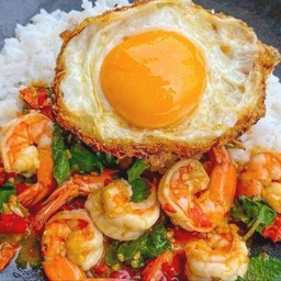 กะเพรากุ้ง + ไข่ดาว ราดข้าว