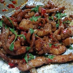 หมูแดดเดียวทอดผัดกะเพราราดข้าว