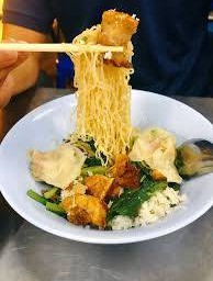 บะหมี่รวมเกี๊ยวปู หมูแดง หมูกรอบต้มยำ