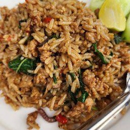 ข้าวคลุกกระเพราหมู