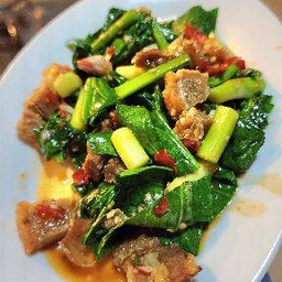 ผัดคะน้าหมูกรอบ