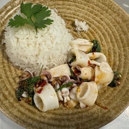 ข้าวกระเพราปลาหมึก