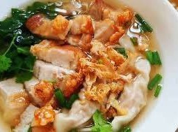 เกี๊ยวน้ำเย็นตาโฟหมูกรอบ