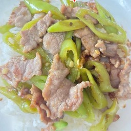 ข้าวหมูผัดพริกหยวก