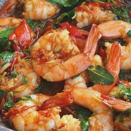 กะเพรากุ้ง ราดข้าว